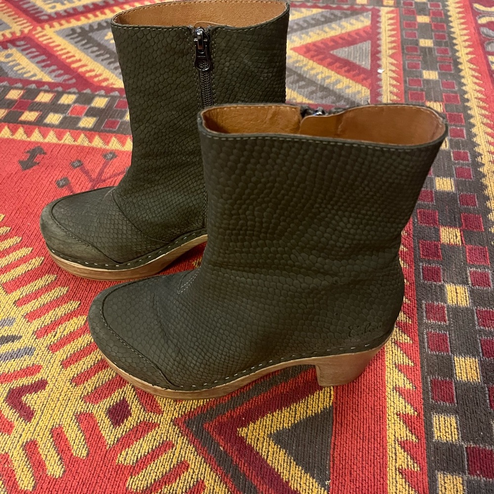 Calou STOCKHOLM Boots. Green suede with embossed reptile texture size 39